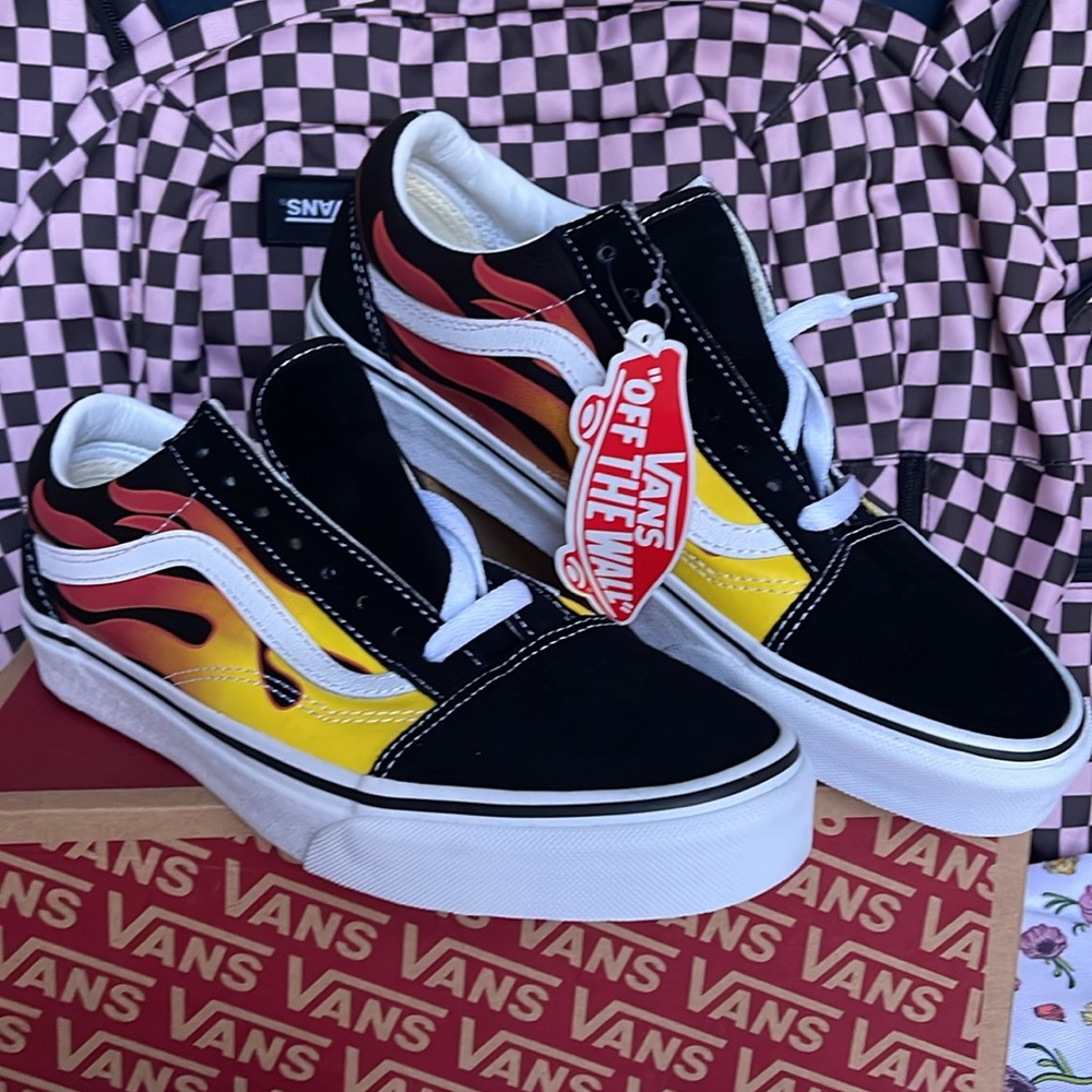 Vans Men’s Old Skool
(Flame)Black/Black/Tr Wht
VN0A38G1PHN
Sneakers - Picture 6 of 16